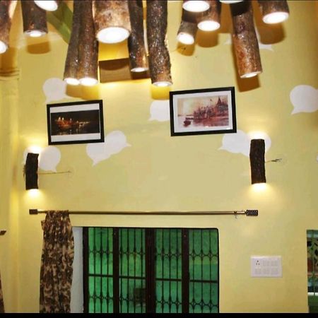 ורנאסי Monalisa Hostel מראה חיצוני תמונה