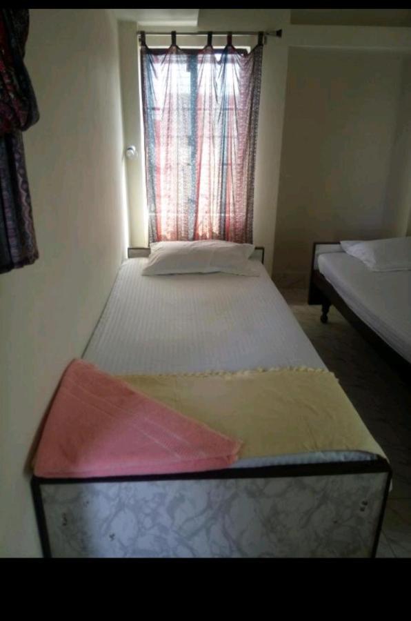 ורנאסי Monalisa Hostel מראה חיצוני תמונה