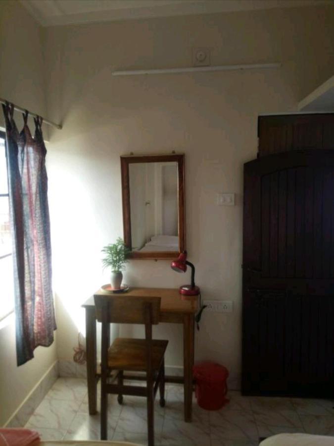 ורנאסי Monalisa Hostel מראה חיצוני תמונה