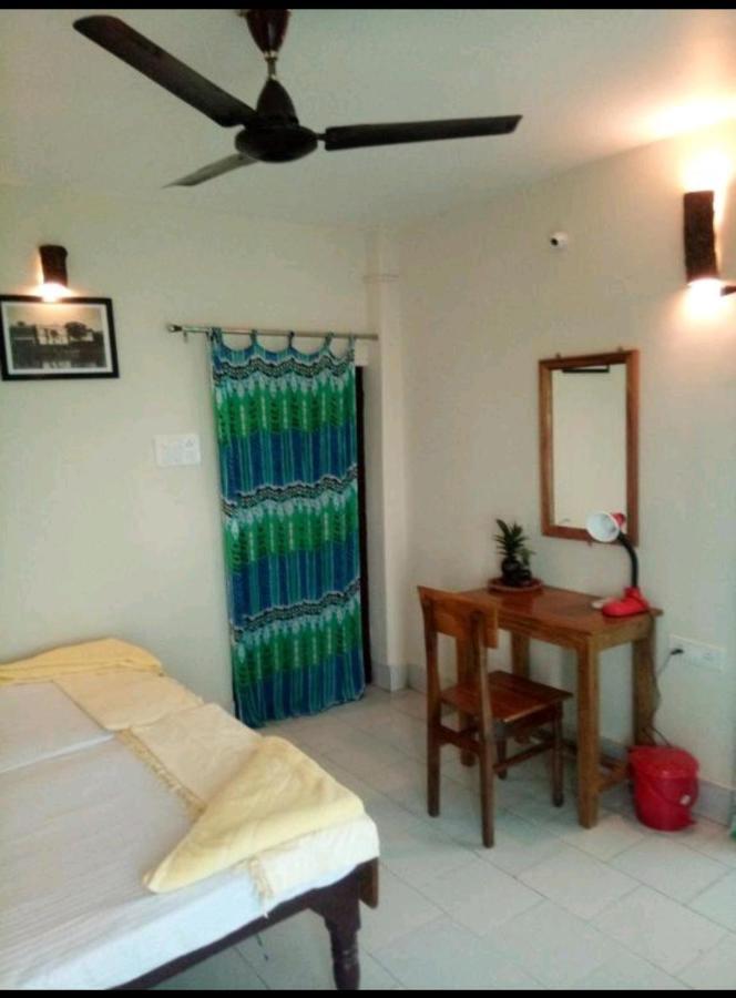 ורנאסי Monalisa Hostel מראה חיצוני תמונה