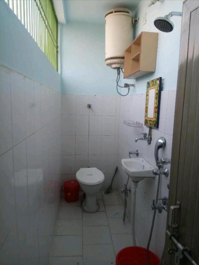 ורנאסי Monalisa Hostel מראה חיצוני תמונה