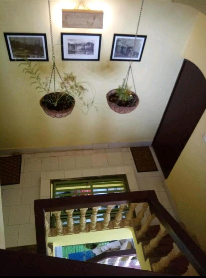 ורנאסי Monalisa Hostel מראה חיצוני תמונה