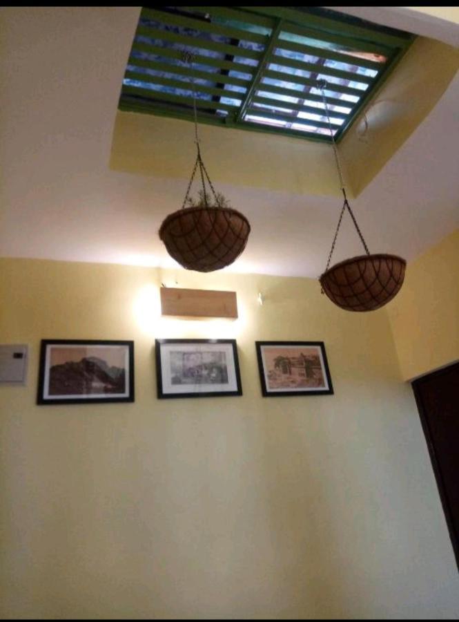 ורנאסי Monalisa Hostel מראה חיצוני תמונה