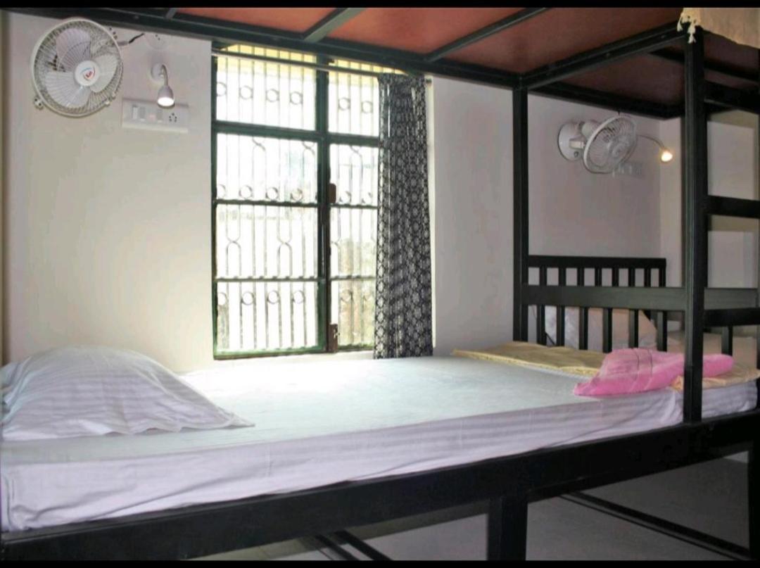 ורנאסי Monalisa Hostel מראה חיצוני תמונה