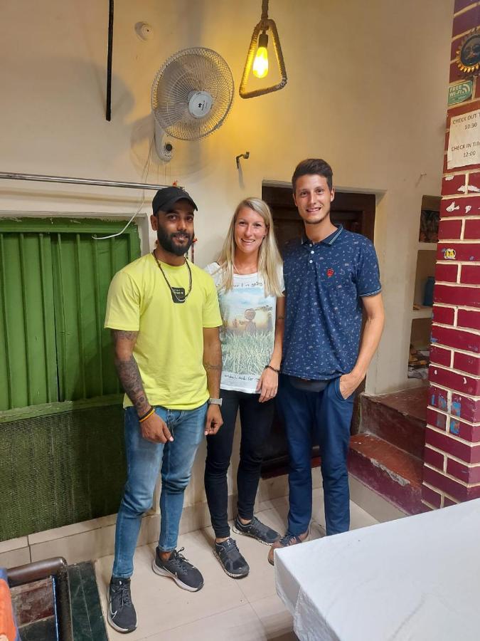 ורנאסי Monalisa Hostel מראה חיצוני תמונה