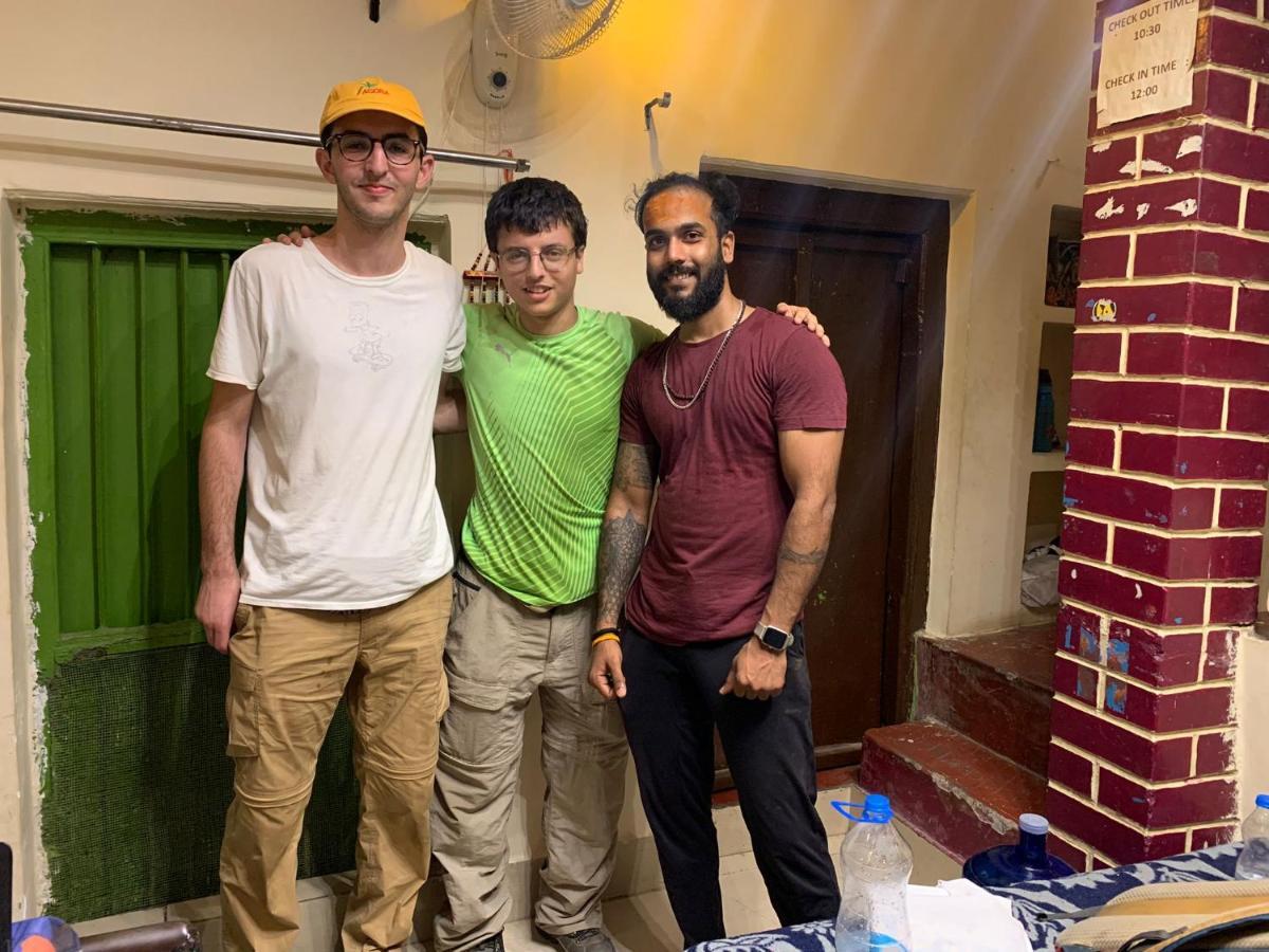 ורנאסי Monalisa Hostel מראה חיצוני תמונה