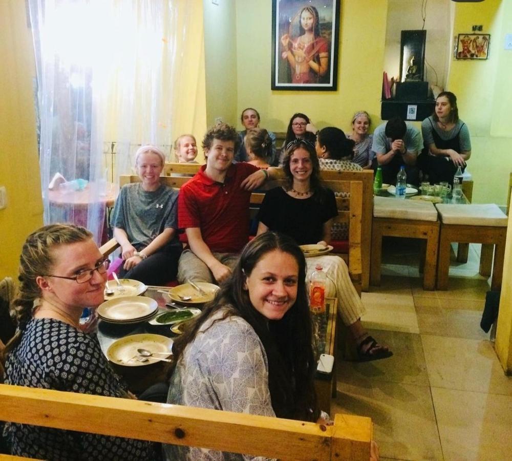 ורנאסי Monalisa Hostel מראה חיצוני תמונה