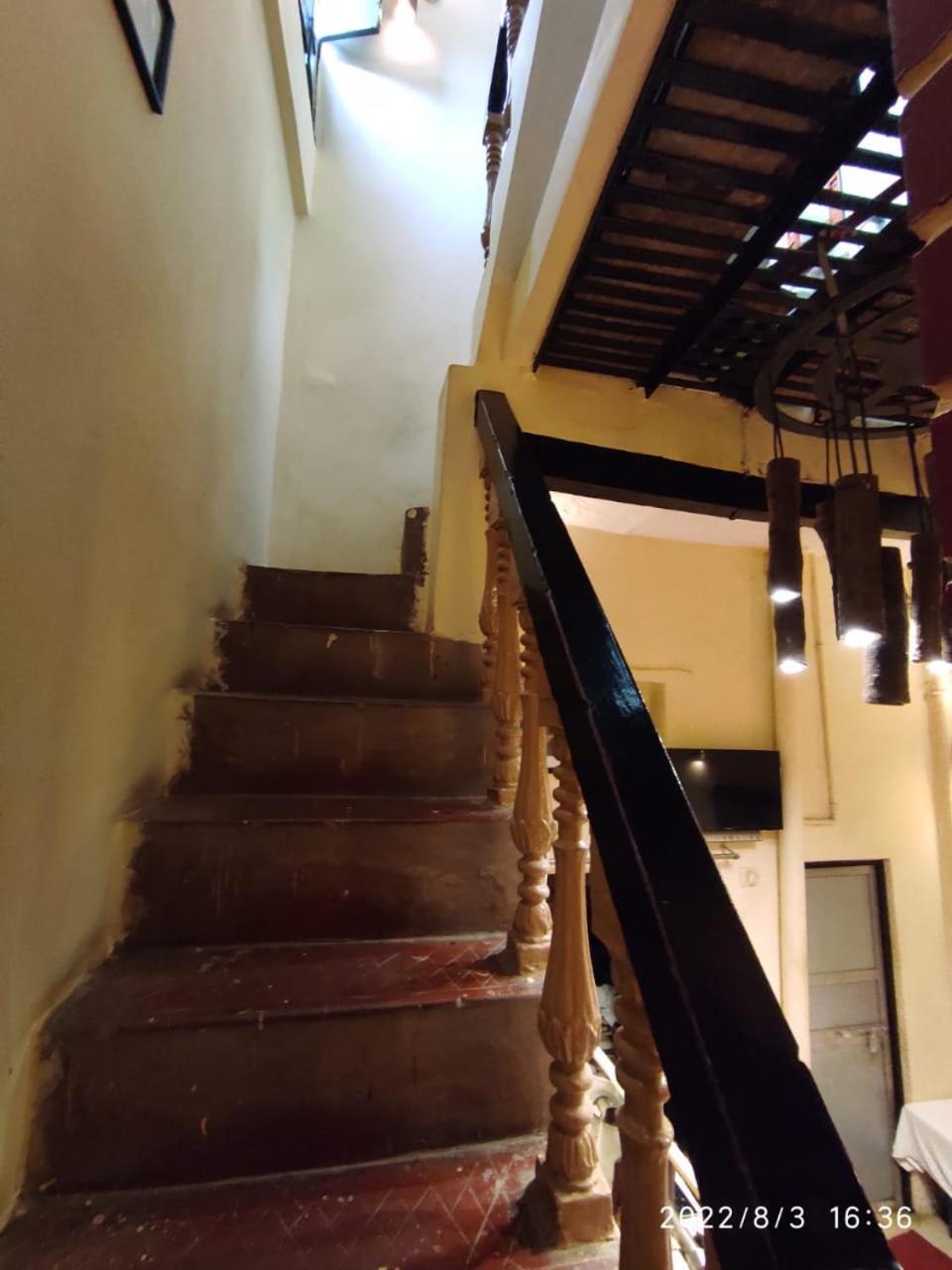 ורנאסי Monalisa Hostel מראה חיצוני תמונה